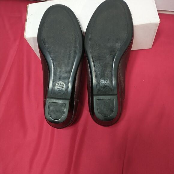 SAS Woman's SZ 7.5 WW Burgundy Leather Loafer Moccasin Tripad Comfort . - Picture 6 of 9